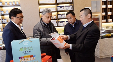 中國人民銀行黨委書記、中國銀保監(jiān)會(huì)主席郭樹清蒞臨公司調(diào)研產(chǎn)業(yè)化扶貧工作